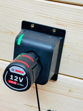 Lade das Bild in den Galerie-Viewer, Bosch Professional 12V Akku Ladegerät Wandhalter