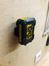 Lade das Bild in den Galerie-Viewer, 2x DeWalt 10,8V Akkuhalter