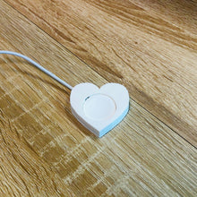 Lade das Bild in den Galerie-Viewer, Ladeform für Apple Watch Herzform