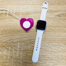 Lade das Bild in den Galerie-Viewer, Ladeform für Apple Watch Herzform