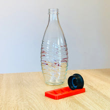 Lade das Bild in den Galerie-Viewer, Soda Stream Deckelhalter für Glasflaschen