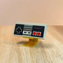 Lade das Bild in den Galerie-Viewer, Nintendo Entertainment System NES Controllerhalter
